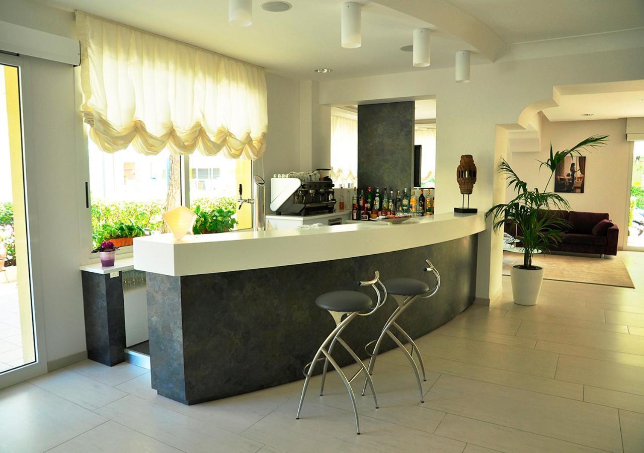 Hotel Lugano Riccione Esterno foto
