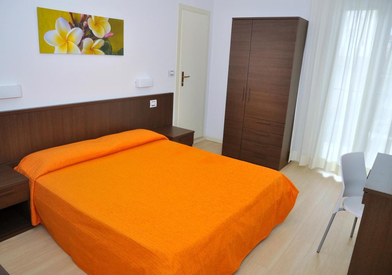Hotel Lugano Riccione Esterno foto