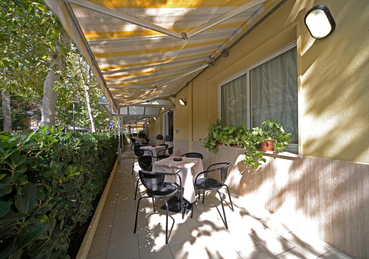 Hotel Lugano Riccione Esterno foto