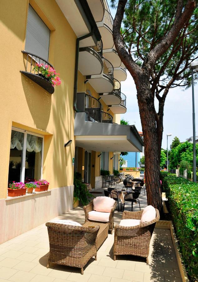 Hotel Lugano Riccione Esterno foto